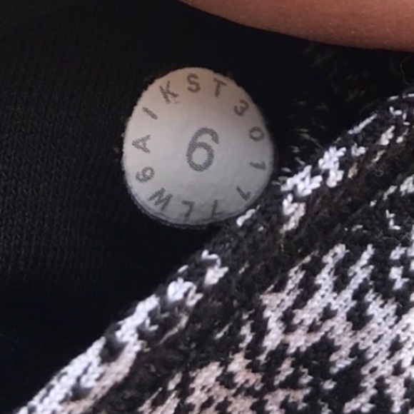 Lululemon, Hi-Rise, Wunder Under Pant 21” Size 6 - Picture 7 of 8